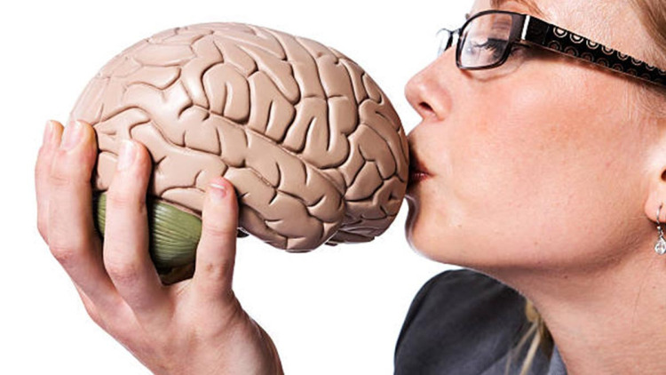 Un sapiosessuale è attratto sessualmente solo dall’intelligenza?